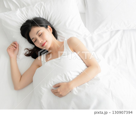 幸せそうに眠っている女性 130907394
