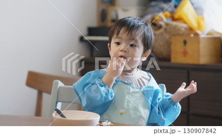 食事が楽しいもうすぐ2歳の男の子 食事が楽しいもうすぐ2歳の男の子 130907842