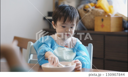 食事が楽しいもうすぐ2歳の男の子 食事が楽しいもうすぐ2歳の男の子 130907844