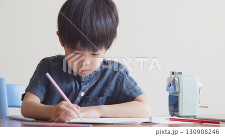 ひらがなのを書く練習をする5歳の男の子 130908246