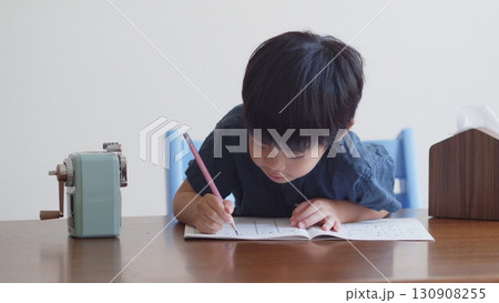 ひらがなのを書く練習をする5歳の男の子 ひらがなのを書く練習をする5歳の男の子 130908255