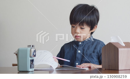 ひらがなのを書く練習をする5歳の男の子 130908259