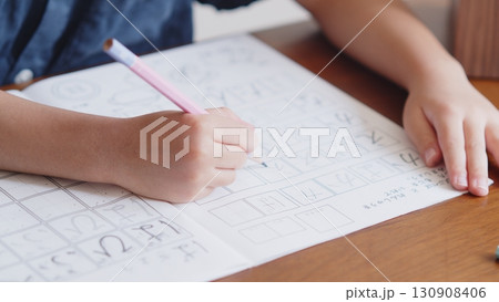 ひらがなを書く練習をする5歳の男の子の手元 ひらがなを書く練習をする5歳の男の子の手元 130908406