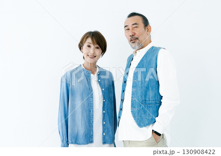 リンクコーデのシニア夫婦ポートレート リンクコーデのシニア夫婦ポートレート 130908422