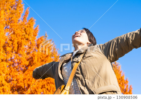 紅葉を楽しむ女性 ライフスタイルイメージ 紅葉を楽しむ女性 ライフスタイルイメージ 130908506