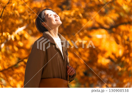 紅葉を楽しむ女性 ライフスタイルイメージ 紅葉を楽しむ女性 ライフスタイルイメージ 130908538