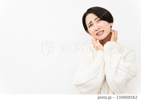 白いニットを着た女性　ライフスタイルイメージ 130908562