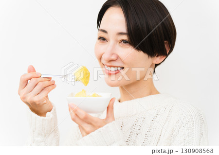 白いニットを着た女性　ライフスタイルイメージ 130908568