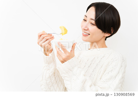 白いニットを着た女性　ライフスタイルイメージ 130908569