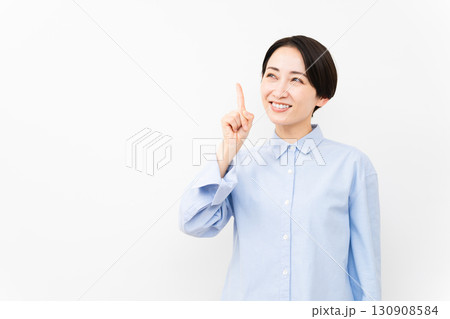 長袖シャツを着ている女性 長袖シャツを着ている女性 130908584