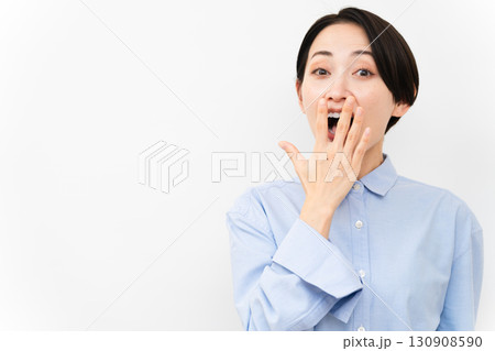 長袖シャツを着ている女性 130908590