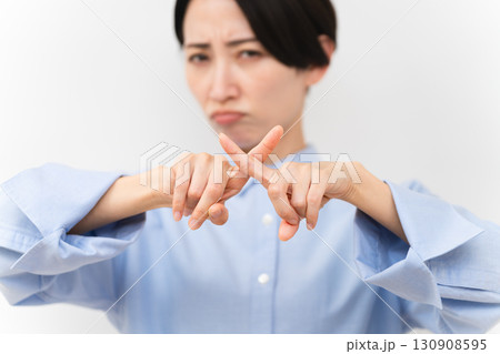 長袖シャツを着ている女性 130908595