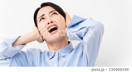 長袖シャツを着ている女性 長袖シャツを着ている女性 130908599