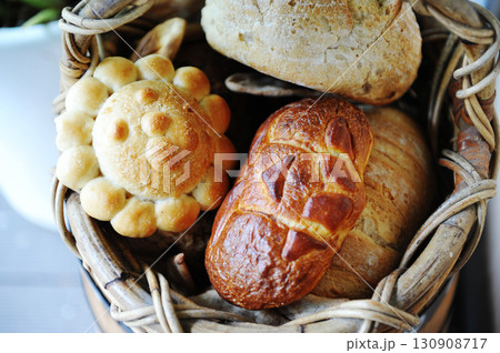 おいしそうな焼き立てパンの盛り合わせ 130908717