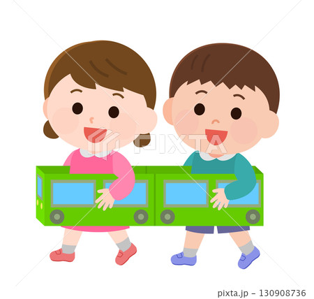ダンボールの電車ごっこで遊ぶ男の子と女の子　イラスト 130908736