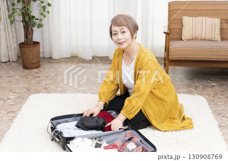 旅行の荷造りをするシニア女性 旅行の荷造りをするシニア女性 130908769