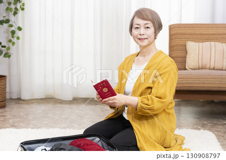 旅行の荷造りをするシニア女性 130908797