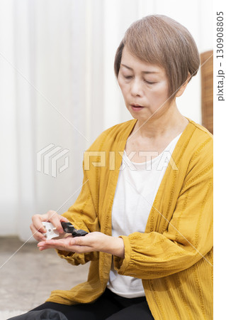 旅行の荷造りをするシニア女性 旅行の荷造りをするシニア女性 130908805