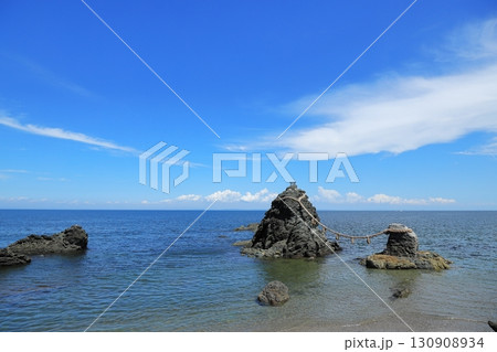 青い空と青い海と夫婦岩 青い空と青い海と夫婦岩 130908934