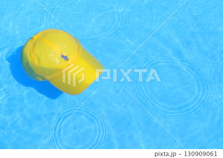 プールに浮かぶ黄色い帽子 プールに浮かぶ黄色い帽子 130909061