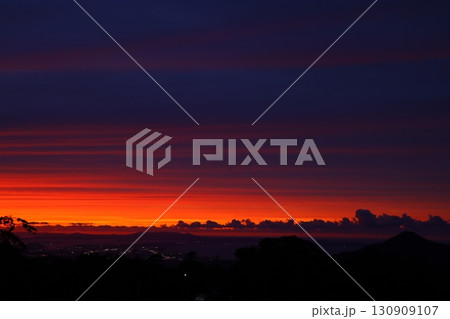 真っ赤な夕焼け空と山並み 130909107