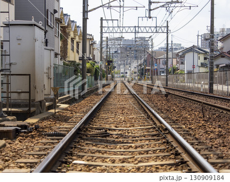 住宅街を通る鉄道の線路 130909184