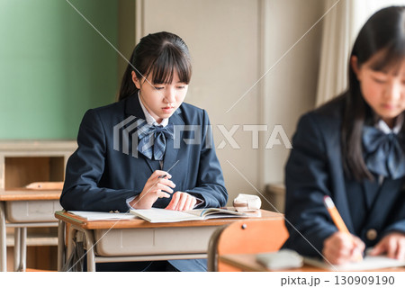 学校の教室・塾で真面目に授業で勉強する中学生,小学生 130909190