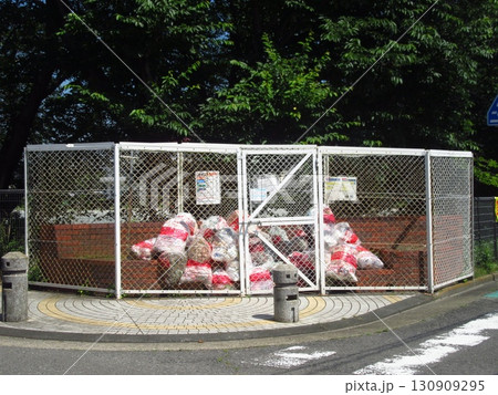 茨城県つくばみらい市の「ごみ集積所」 130909295