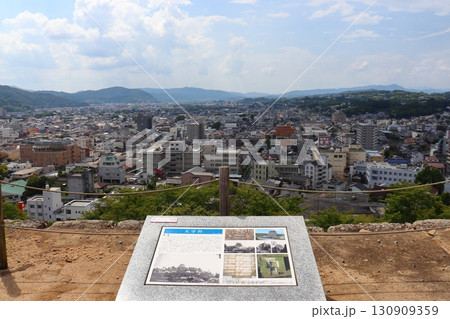 津山城本丸の天守台から見た西向きの景色（真庭、新見方面） 130909359