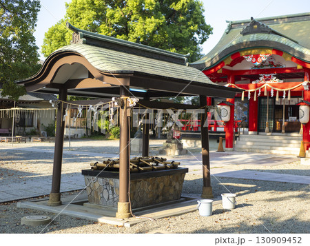 朝日に照らされた神社の手水舎 130909452