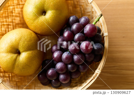 かごに盛った葡萄と梨 130909627