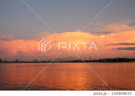 夏の夕方、鳥取県の山沿いに発生したかなとこ雲 夏の夕方、鳥取県の山沿いに発生したかなとこ雲 130909633