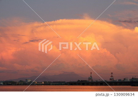 夏の夕方、鳥取県の山沿いに発生したかなとこ雲 夏の夕方、鳥取県の山沿いに発生したかなとこ雲 130909634