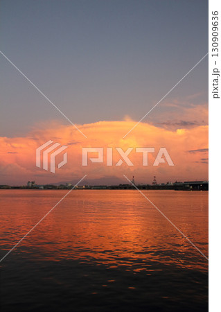 夏の夕方、鳥取県の山沿いに発生したかなとこ雲 夏の夕方、鳥取県の山沿いに発生したかなとこ雲 130909636