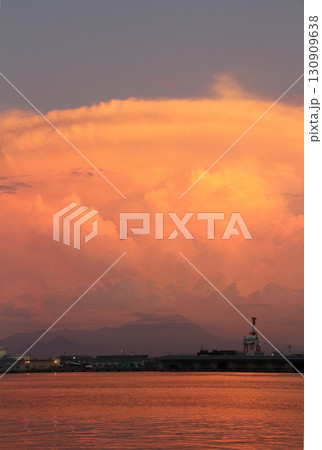 夏の夕方、鳥取県の山沿いに発生したかなとこ雲 130909638