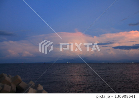 夏の夕方、鳥取県の山沿いに発生したかなとこ雲 130909641