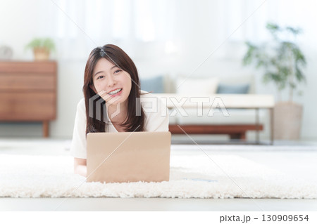 パソコンを使う若い女性 パソコンを使う若い女性 130909654