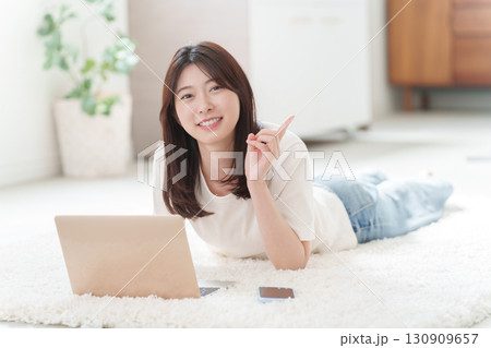 パソコンを使う若い女性 パソコンを使う若い女性 130909657