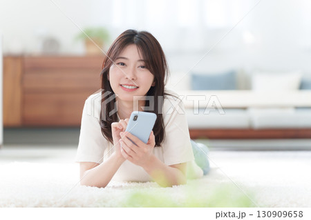 スマホを使う若い女性 スマホを使う若い女性 130909658