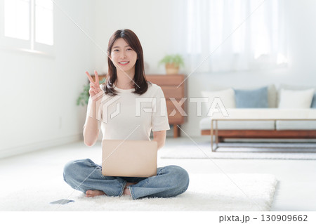 家でパソコンを使って仕事する女性 130909662