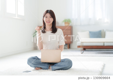 家でパソコンを使って仕事する女性 130909664