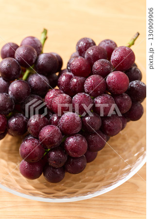 グラスの器に盛った巨峰 130909906