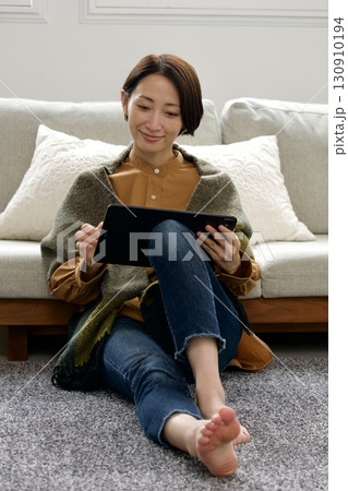 タブレット操作をする女性 130910194