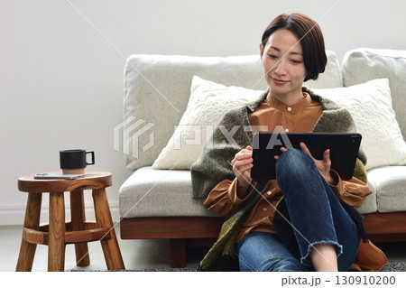 タブレット操作をする女性 130910200