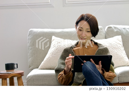 タブレット操作をする女性 タブレット操作をする女性 130910202