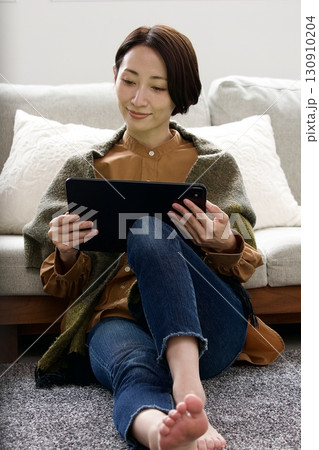 タブレット操作をする女性 タブレット操作をする女性 130910204