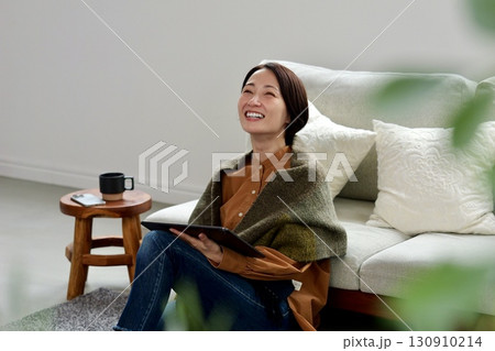 タブレット操作をする女性 130910214