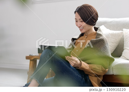 タブレット操作をする女性 タブレット操作をする女性 130910220