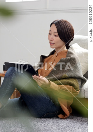 タブレット操作をする女性 130910224