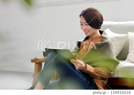 タブレット操作をする女性 タブレット操作をする女性 130910228
